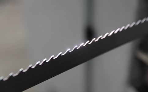 阿拉尔双金属带锯条产生切削噪音的原因具体有哪些？